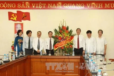 Dinh The Huynh, Politburo member, Secretary of the Party Central Committee and Head of the Central Party Committee’s Commission for Education and Communications extends greetings to the Vietnam News Agency on the 90th Vietnam Revolution Press Day (Photo: 